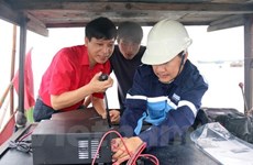 Entregan equipos de radiocomunicaciones para pescadores vietnamitas