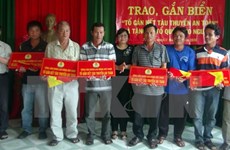 Entrega de banderas a pescadores de Phu Yen: muestra de amor hacia mar nacional