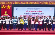 Entregan becas a alumnos de familias de desventaja económica en Vietnam