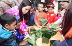 Estudiantes hanoyenses aprenden a elaborar Banh Chung