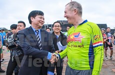 Excursión en bicicleta del embajador estadounidense termina en Hue