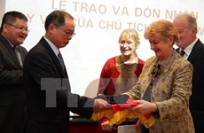 Embajada vietnamita en Francia recibe recuerdo del Presidente Ho Chi Minh
