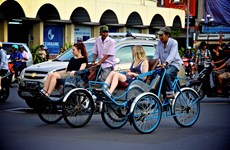 Visitantes exploran Hanoi en triciclos