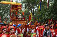 Gran número de visitantes rinden tributo a reyes Hung