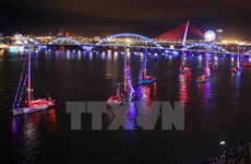 Barcos de Clipper Race desfilen por río Han
