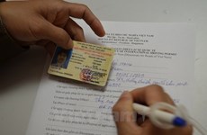 Emiten permisos de conducir internacionales en Ciudad Ho Chi Minh y Hanoi
