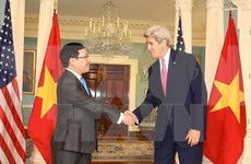 Vicepremier de Vietnam dialoga con John Kerry en Washington