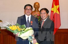 Conceden Orden de Amistad al embajador de Singapur en Vietnam