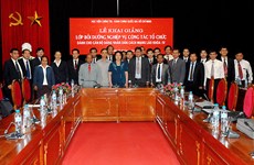 Reciben dirigentes de academia vietnamita de política órdenes prestigiosas de Laos