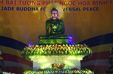 Vietnamitas oran por paz ante estatua budista más grande de mundo