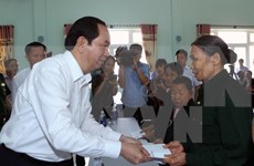 Presidente agradece a personas con méritos revolucionarios en Quang Nam