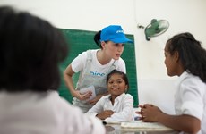 Katy Perry visita a niños con condiciones difíciles en Vietnam 
