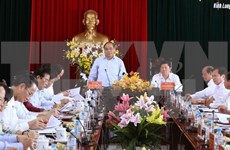 Premier inspecciona la reestructuración agrícola en Vinh Long