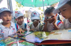 Niños vietnamitas disfrutan de nuevos libros en 3D este verano