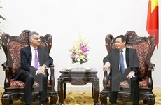 Vicepremier vietnamita recibe al director general de Standard Chartered Vietnam