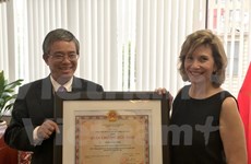 Honran a presidenta de oficina comercial de EE.UU. en Hanoi