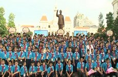 Autoridades de Ciudad Ho Chi Minh se reúnen con niños indochinos