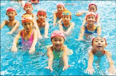Fondo noruego financia cursos de natación para miles de niños vietnamitas