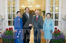 Presidente de Vietnam dialoga con líderes de Singapur