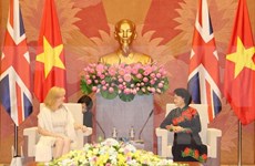 Presidenta del legislativo de Vietnam recibe a dirigente parlamentaria británica