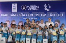 Niños pobres en ciudad vietnamita reciben leche gratuita