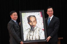 Reciben en Vietnam retrato del Presidente Ho Chi Minh creado por artista francés