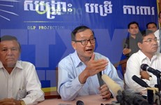 Multan a líder opositor de Camboya por difamación