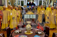 Seguidores budistas en Indonesia oran por la paz y el perdón