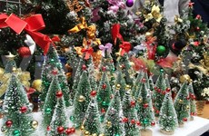 Colorida calle Hang Ma con ornamentos de Navidad