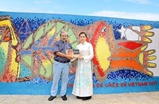 Chile incorpora una pintura al Mural Mosaico Cerámico de Hanoi