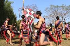 Personas del grupo étnico de Xo Dang celebran festival de de agua