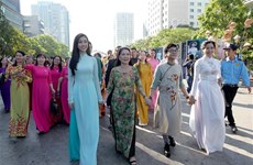 [Fotos] Tres mil mujeres participan en desfile masivo de Ao Dai en Ciudad Ho Chi Minh