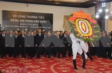 Dirigentes y ciudadanos vietnamitas rinden homenaje póstumo al extinto primer ministro Phan Van Khai