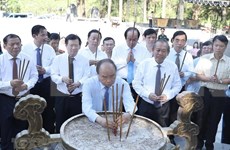 Primer ministro de Vietnam rinde homenaje póstumo a mártires del país