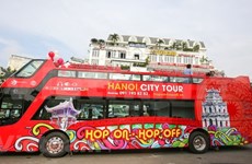Vietnamitas y turistas descubren Hanoi en autobuses de dos pisos