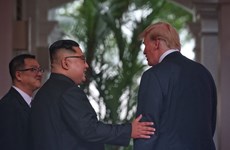 Gestos íntimos entre Donald Trump y Kim Jong-un