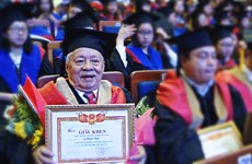 Hombre vietnamita de 85 años de edad recibe máster en Administración