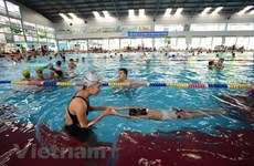 Intensa ola de calor aumenta número de bañistas en piscinas en Hanoi