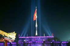 [Fotos] Belleza de asta de bandera en ciudad imperial de Hue por la noche