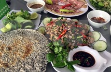 [Video] Turistas extranjeros estudian técnica de cocina tradicional de Vietnam