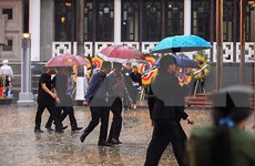 (Fotos) Bajo la lluvia, pobladores de Hanoi y otras provincias vietnamitas despiden al presidente Tran Dai Quang