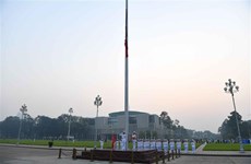 [Fotos] Vietnam iza bandera a media asta en señal de duelo por fallecimiento de Do Muoi, exsecretario general del Partido Comunista