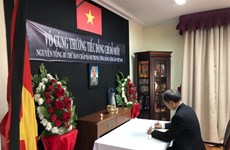 [Fotos] Embajadas de Vietnam en extranjero abren libro de condolencias por deceso de Do Muoi, exsecretario general del Partido Comunista 
