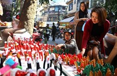 [Foto] Productos navideños dominan tiendas y puestos de venta en Hanoi