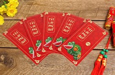 Regalar dinero para buena suerte en la fiesta vietnamita de Tet