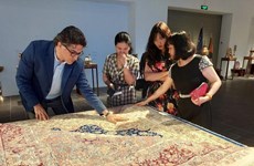 Presentan artesanías exquisitas en exposición de patrimonio de arte iraní en Hanoi