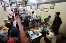 Restaurantes y tiendas en Hanoi cautelosos en el primer día de reapertura para clientes