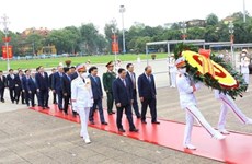 Dirigentes vietnamitas rinden tributo al Presidente Ho Chi Minh en ocasión de efemérides