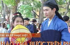 Lucir vestidos antiguos emociona a jóvenes vietnamitas
