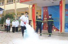 Estudiantes vietnamitas aprenden sobre prevención y combate de incendios